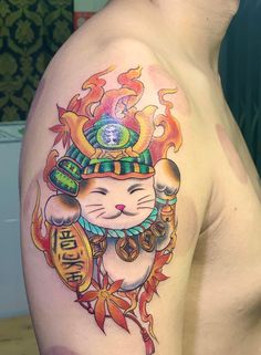 hình xăm mèo samurai kết hợp lá phong đỏ ở bắp tay Hình xăm mèo may mắn phong cách màu sắc trên bắp tay, chi tiết, ảnh chất lượng HD.