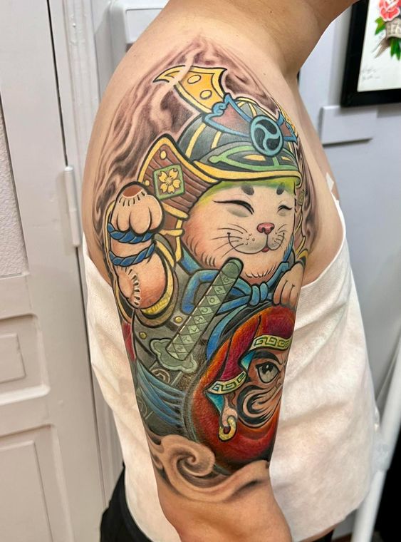 Hình xăm mèo samurai bao phủ bắp tay Hình xăm mèo thần tài phong cách cổ điển, vị trí bắp tay, chi tiết rõ nét, ảnh HD.