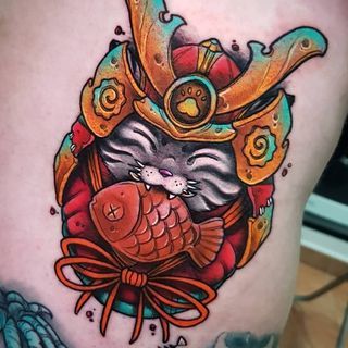 Tattoo mèo samurai ngậm cá Hình xăm mèo samurai màu sắc trên lưng, phong cách hoạt hình, chi tiết cao, ảnh HD.