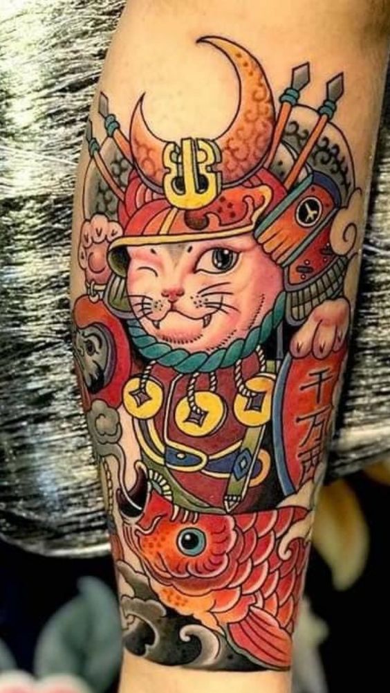 hình xăm mèo samurai nháy mặt kết hợp họa tiết cá chép Hình xăm mèo samurai màu sắc trên cánh tay, phong cách Nhật Bản, chi tiết cao, ảnh HD.