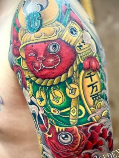 Hình xăm mèo samurai trên bắp tay Hình xăm mèo thần tài phong cách màu sắc trên cánh tay, chi tiết sắc nét, độ phân giải HD.