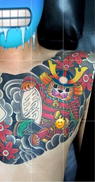 Hình xăm mèo samurai vắt vai Hình xăm mèo samurai trên ngực, phong cách Nhật Bản, màu sắc nổi bật, chi tiết rõ nét, ảnh chất lượng cao.