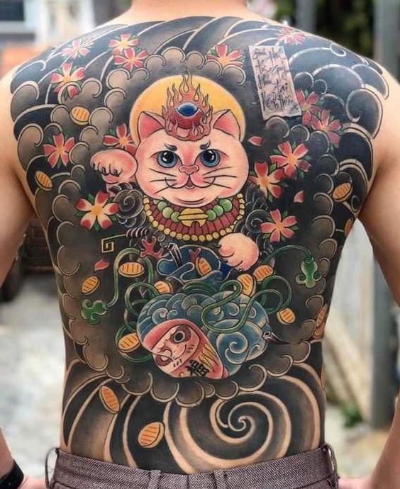 Hình xăm mèo thần tài trên lưng, phong cách Nhật Bản, chi tiết, độ phân giải HD.