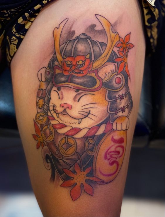 Hình xăm mèo thần tài hóa thành samurai Hình xăm mèo samurai màu sắc trên đùi, phong cách Nhật Bản, chi tiết rõ nét, ảnh HD.