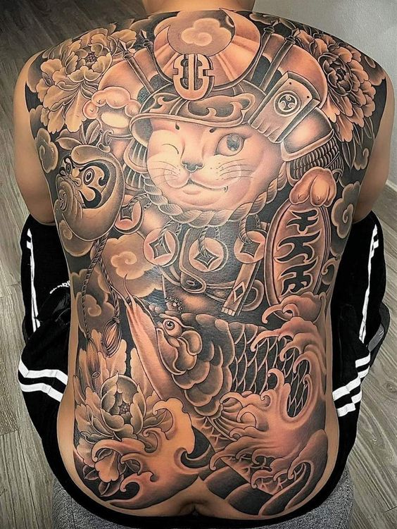 Hình xăm samurai mèo kín lưng, phong cách cổ điển, chi tiết cao, độ phân giải HD.