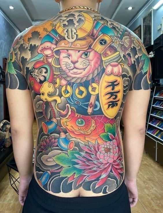 Hình xăm mèo samurai màu sắc chi tiết trên lưng, phong cách Nhật Bản, độ phân giải HD.