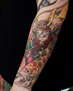 Hình xăm mèo thần tài samurai kết hợp cá chép trên cánh tay Hình xăm mèo samurai trên cánh tay, phong cách cổ điển, màu sắc rực rỡ, chi tiết sắc nét, độ phân giải HD.