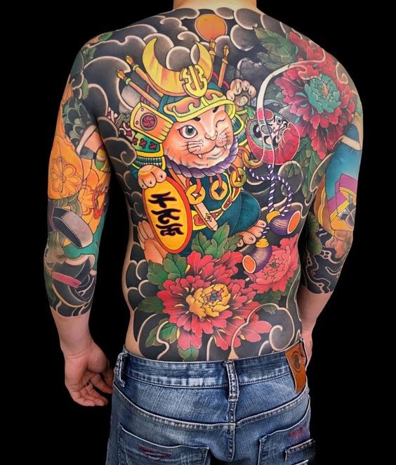 Hình xăm mèo samurai kín lưng phong cách màu sắc chi tiết, độ phân giải cao.