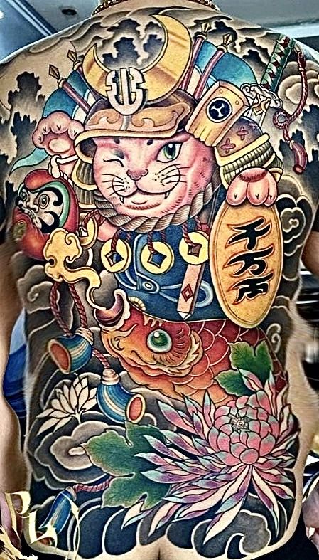 Hình xăm mèo samurai màu sắc chi tiết trên lưng, phong cách Nhật Bản, ảnh độ phân giải cao.