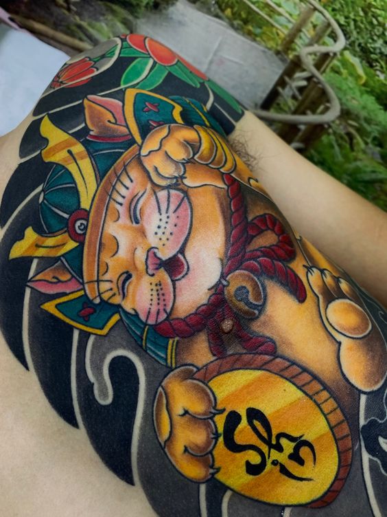 hình xăm mèo vàng samurai kín nửa bụng Hình xăm mèo thần tài màu sắc, phong cách Nhật Bản, vị trí lưng, chi tiết sắc nét, độ phân giải HD.