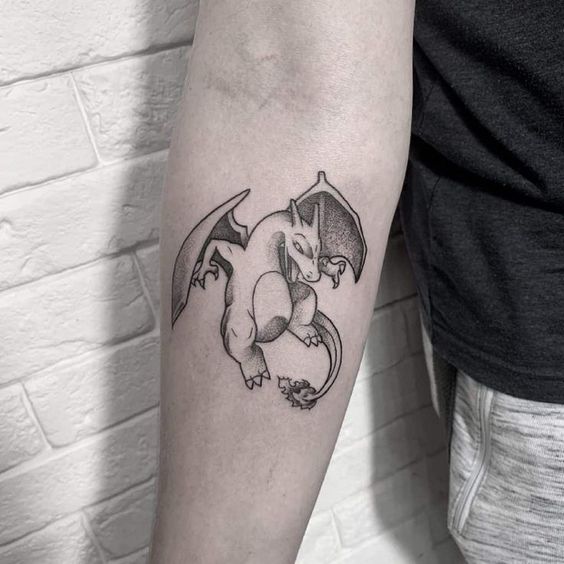 hình xăm mini đen trắng ở tay cho nam Hình xăm rồng phong cách blackwork ở cánh tay, chi tiết rõ nét, ảnh độ phân giải HD.