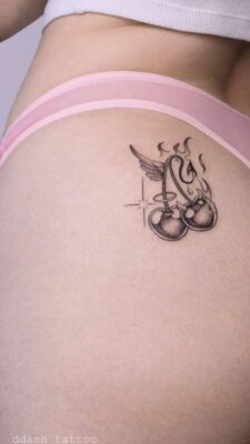 Hình xăm chữ và quả anh đào trên hông, phong cách blackwork, độ chi tiết cao, ảnh HD.