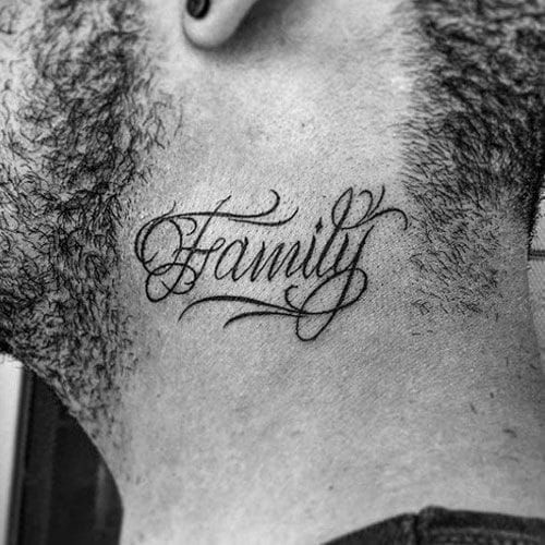 Hình xăm mini gia đình trên cổ Hình xăm chữ "Family" ở cổ, phong cách blackwork, chi tiết rõ nét, ảnh độ phân giải HD.