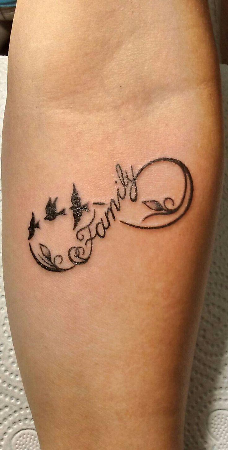 Hình xăm mini gia đình trên tay Hình xăm chữ "Family" với chim và lá phong cách blackwork trên cánh tay, độ chi tiết cao, ảnh HD.