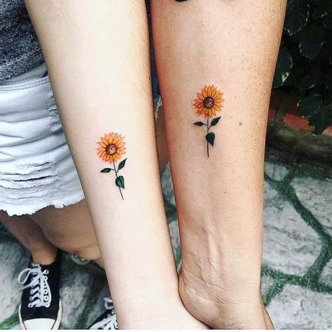 Hình xăm mini hoa hướng dương cho cặp đôi Hình xăm hoa hướng dương mini trên tay, phong cách màu sắc, chi tiết sắc nét, độ phân giải HD.
