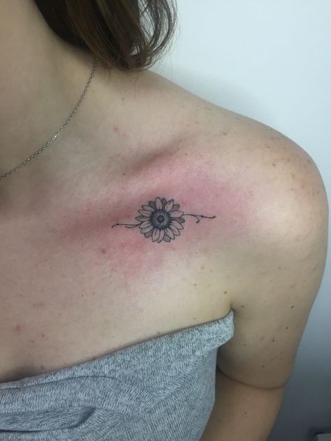 hình xăm mini hoa hướng dương màu sắc nhẹ nhàng Hình xăm hoa mini trên vai, phong cách blackwork, chi tiết tinh tế, ảnh HD.