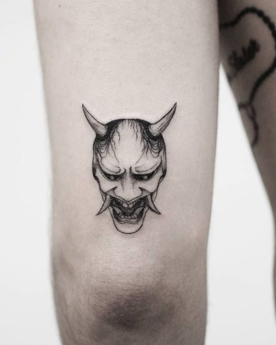 Hình xăm mặt quỷ phong cách blackwork trên tay, chi tiết rõ nét, ảnh HD.