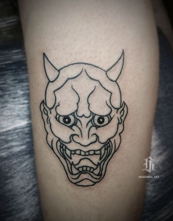 Hình xăm mặt quỷ phong cách blackwork trên tay, chi tiết rõ nét, độ phân giải HD.