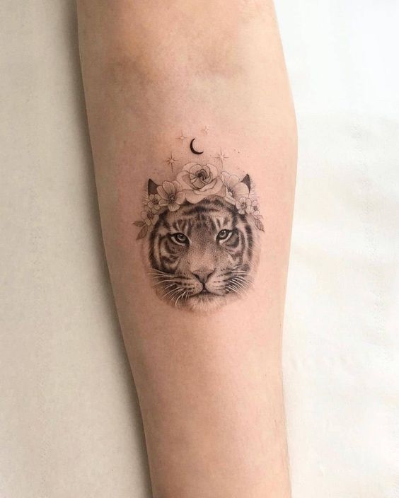 Hình xăm hổ và hoa trên cánh tay, phong cách blackwork chi tiết cao, ảnh HD.