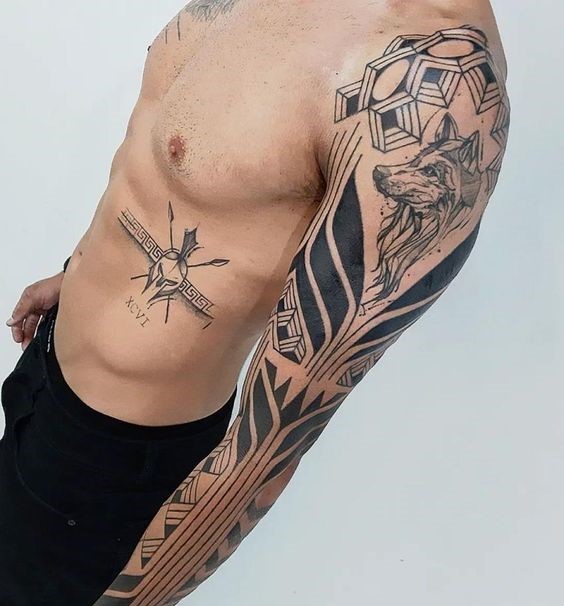 Hình xăm blackwork sói và họa tiết hình học trên tay, phong cách chi tiết, chất lượng HD.