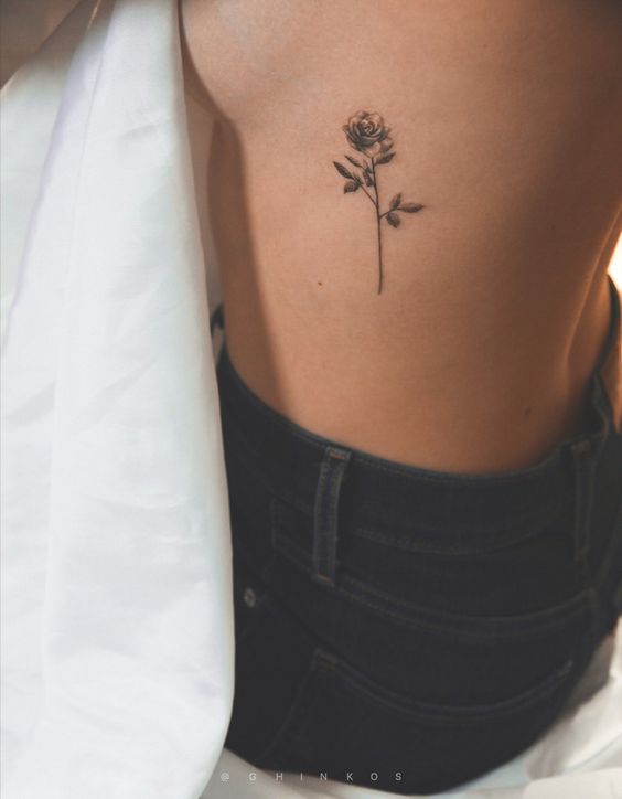 Hình xăm hoa hồng mini ở hông, phong cách blackwork, chi tiết rõ nét, ảnh chất lượng HD.