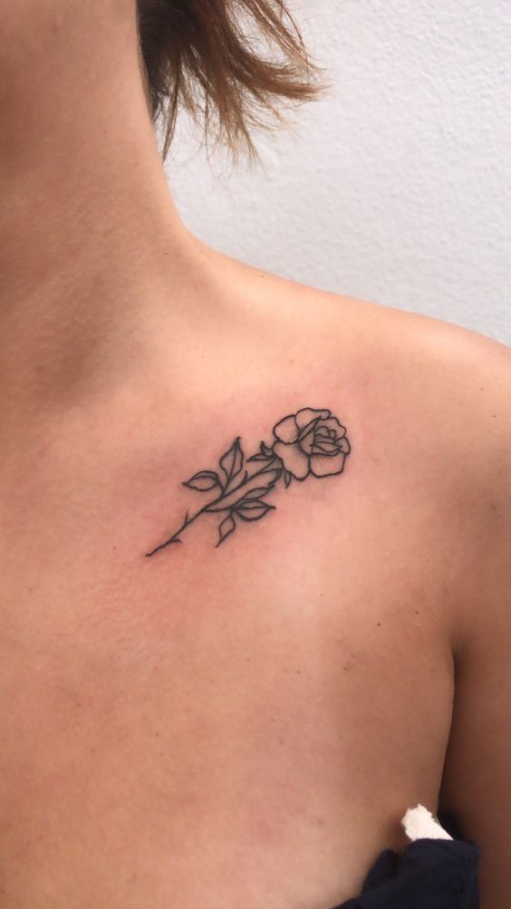 Hình xăm hoa hồng đen đơn giản trên vai, phong cách blackwork, hình ảnh rõ nét HD.