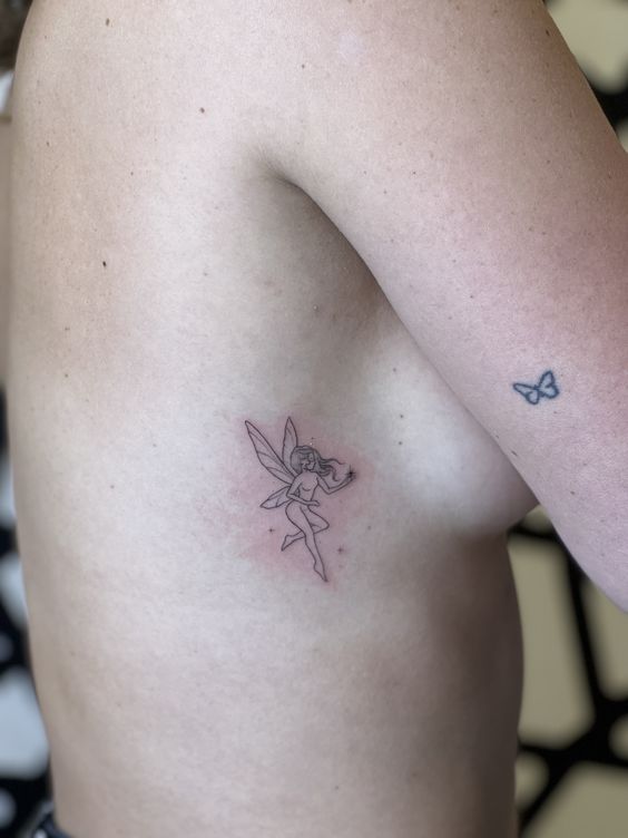 Hình xăm cổ tích mini ở sườn, phong cách blackwork chi tiết, độ phân giải HD.