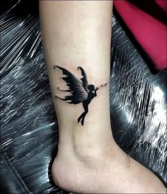 Hình xăm tiên trên chân, phong cách blackwork, chi tiết rõ nét, độ phân giải HD.