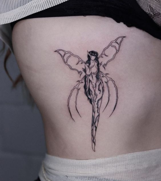 Hình xăm tiên phong cách blackwork trên lưng, chi tiết rõ nét, độ phân giải HD.