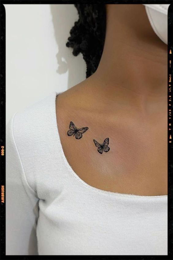 Hình xăm bướm mini trên vai, phong cách blackwork, ảnh rõ nét HD.