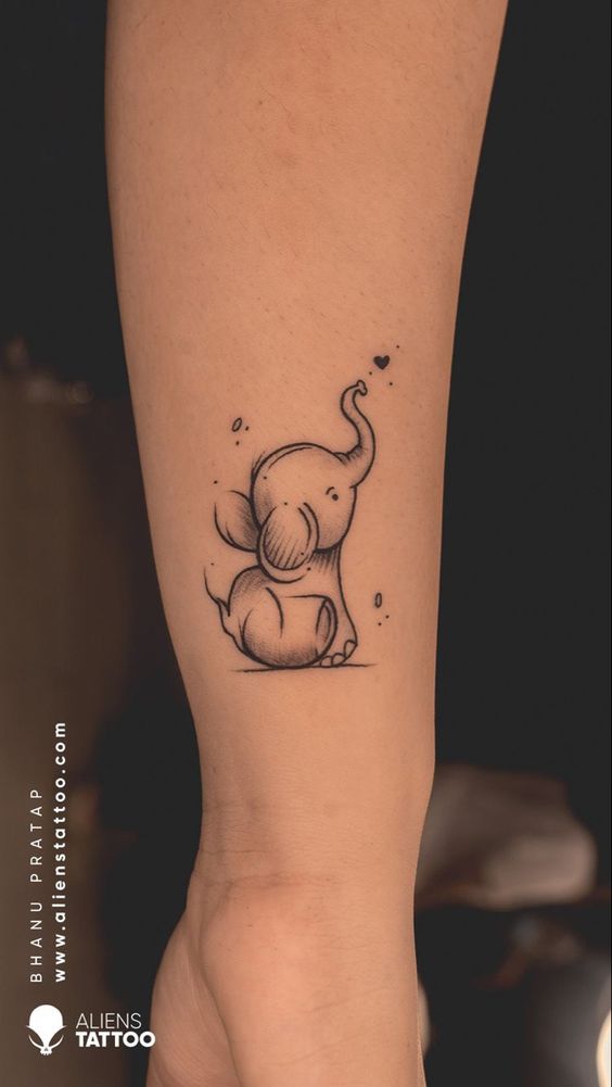 Hình xăm voi mini phong cách blackwork trên tay, độ chi tiết cao, ảnh HD.