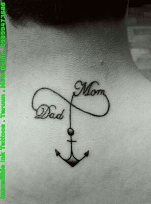 Hình xăm chữ "Mom Dad" với biểu tượng vô cực và mỏ neo ở gáy, phong cách blackwork, ảnh HD.