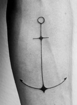 Hình xăm mỏ neo trên tay, phong cách tối giản blackwork, chi tiết rõ nét, ảnh HD.
