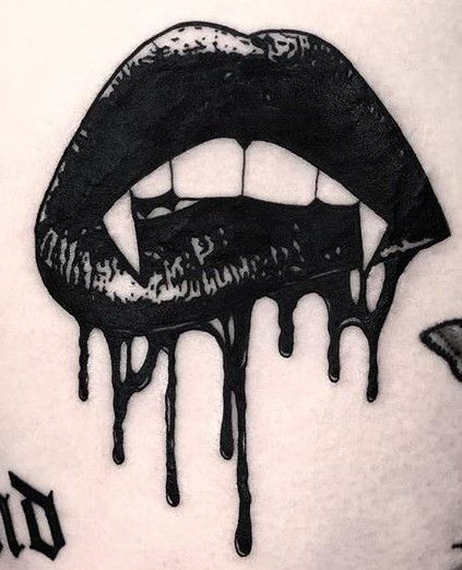 Hình xăm môi ma cà rồng phong cách blackwork, chi tiết trên tay, độ phân giải HD.