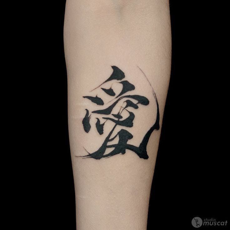 Hình xăm chữ Kanji blackwork trên cánh tay, phong cách tối giản, độ phân giải HD.
