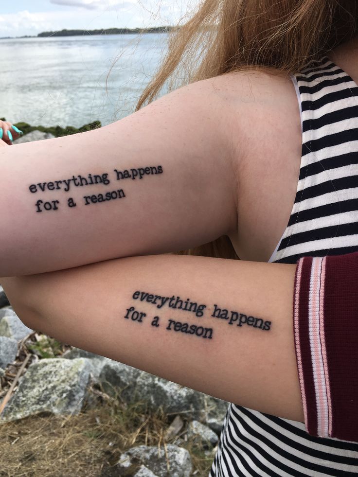 Hình xăm chữ "everything happens for a reason" trên cánh tay, phong cách tối giản, ảnh độ phân giải HD.