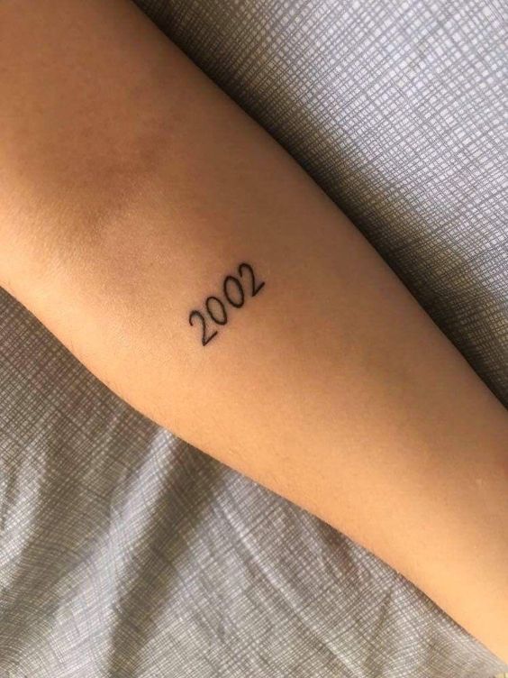 Hình xăm số "2002" trên tay, phong cách tối giản, độ phân giải HD.