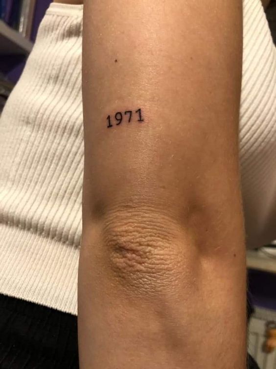 Hình xăm chữ số "1971" trên tay, phong cách tối giản, độ chi tiết cao, ảnh HD.