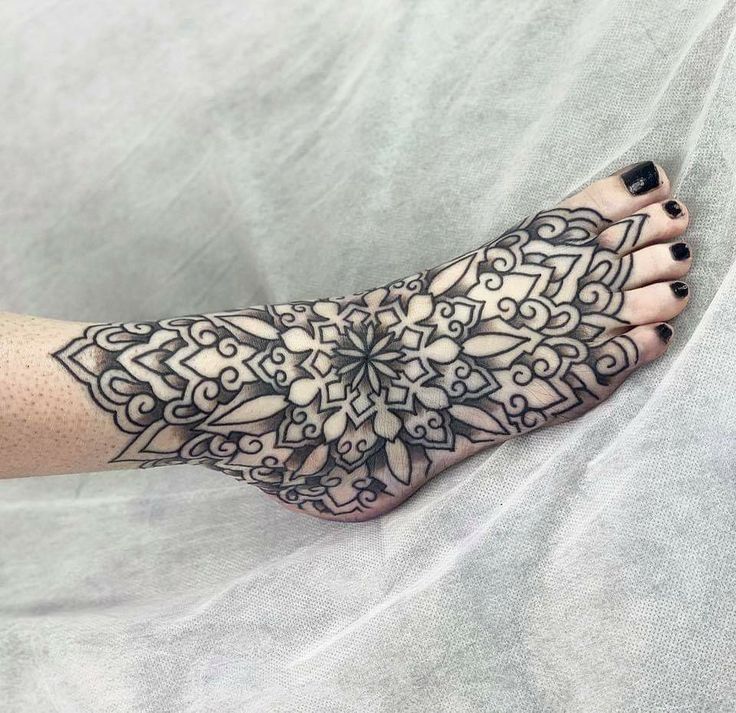 Hình xăm mandala trên chân, phong cách blackwork, độ chi tiết cao, ảnh HD.
