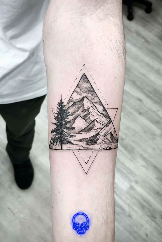 Hình xăm phong cảnh núi và cây trên cánh tay, phong cách blackwork, chi tiết rõ nét, độ phân giải HD.