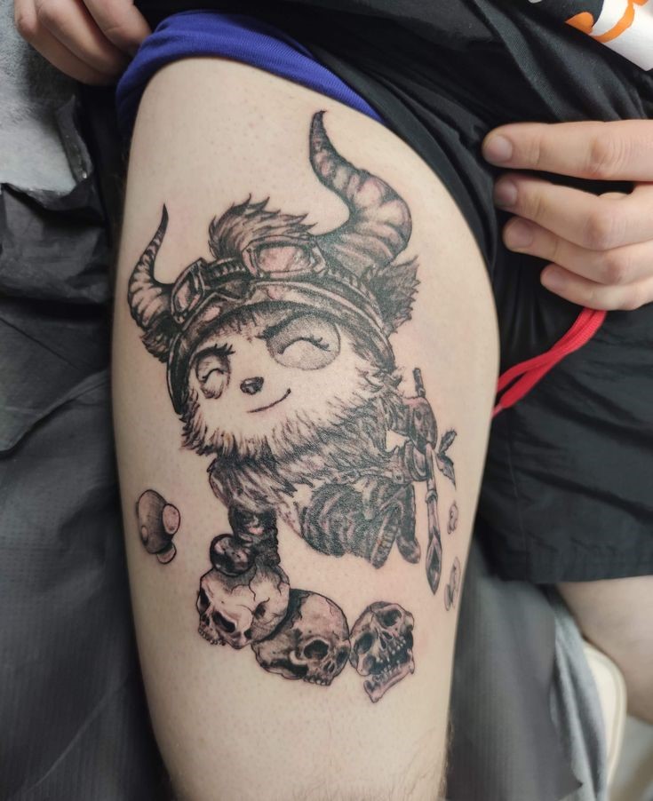 Hình xăm nhân vật hoạt hình phong cách blackwork trên đùi, chi tiết cao, chất lượng HD.