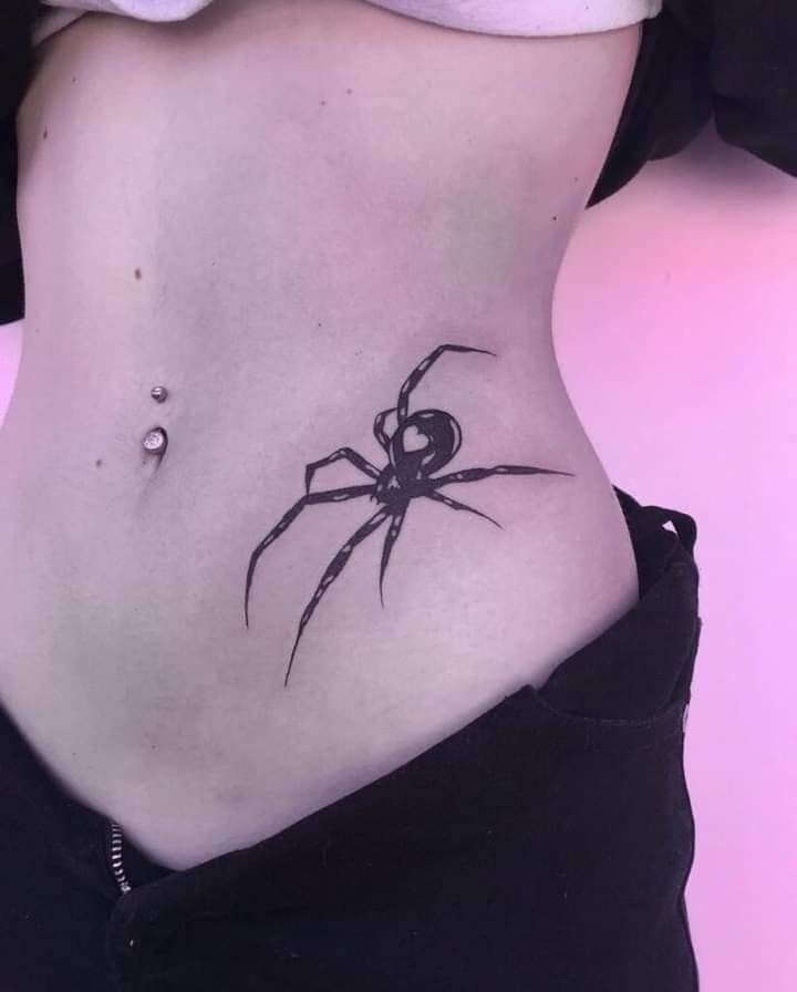 Hình xăm nhện đen ở eo Hình xăm nhện blackwork trên eo, chi tiết rõ nét, ảnh 896x720.