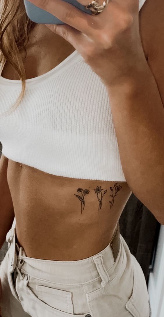 Hình xăm hoa mini trên eo, phong cách blackwork, độ chi tiết cao, ảnh HD.