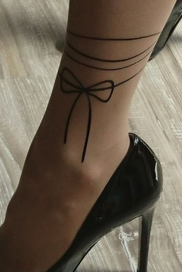 hình xăm nơ đen huyền ảo Hình xăm nơ trên mắt cá chân, phong cách blackwork, chi tiết đơn giản, ảnh HD.