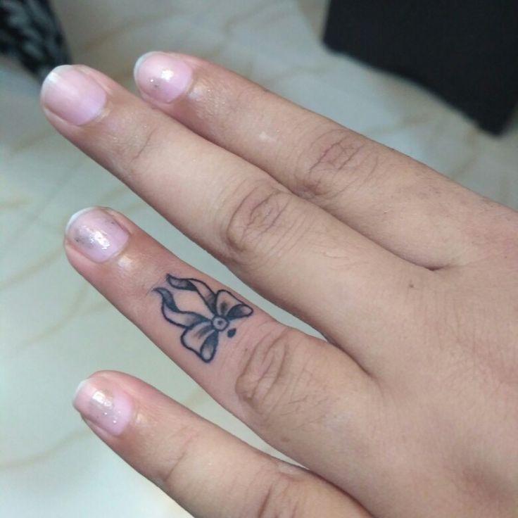 hình xăm nơ mini trên ngón tay Hình xăm nơ nhỏ trên ngón tay, phong cách blackwork, chi tiết rõ nét, ảnh HD 736x736.