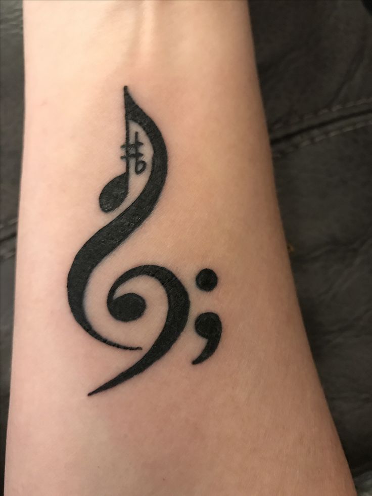 Hình xăm nốt nhạc trên cổ tay, phong cách blackwork, chi tiết rõ nét, ảnh độ phân giải HD.