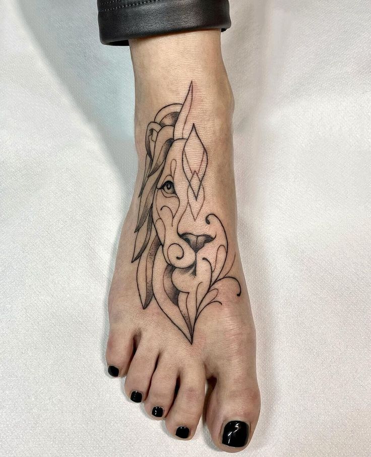 Hình xăm sư tử phong cách blackwork trên mu bàn chân, thiết kế tinh xảo, độ phân giải HD.