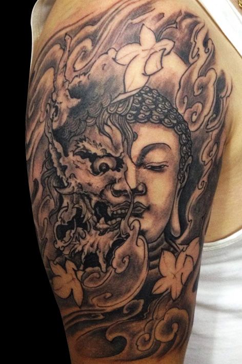 Xăm hình nửa mặt quỷ và nửa mặt Phật kín bắp tay Hình xăm Phật và quỷ, phong cách blackwork, chi tiết ở bắp tay. Hình ảnh độ phân giải cao, sắc nét.