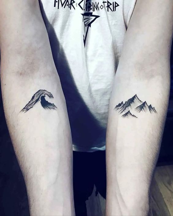 Hình xăm sóng và núi phong cách blackwork trên cánh tay, chi tiết đơn giản, ảnh HD.