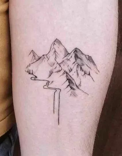 Hình xăm phong cảnh núi trên cánh tay, phong cách blackwork chi tiết, độ phân giải HD.